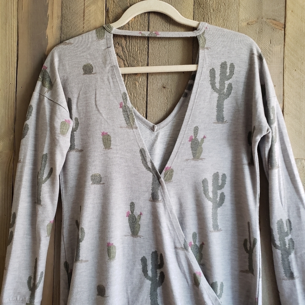 Eyeshadow  Tunic S Small Gray Cactus V-Neck - Picture 5 of 7